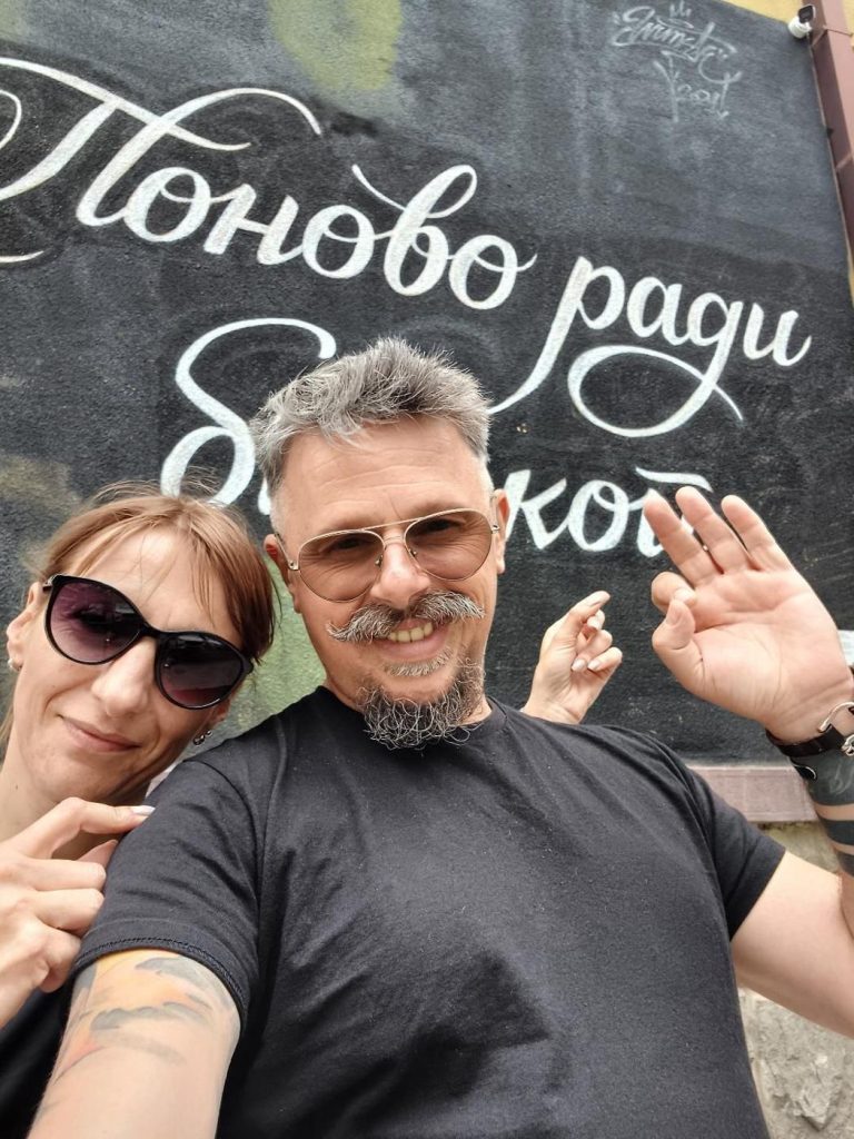 Alen Gagić, selfi ispred murala