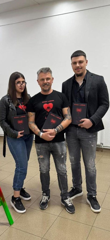 Alen Gagić sa čitaocima i knjigom Otisci ljubavi