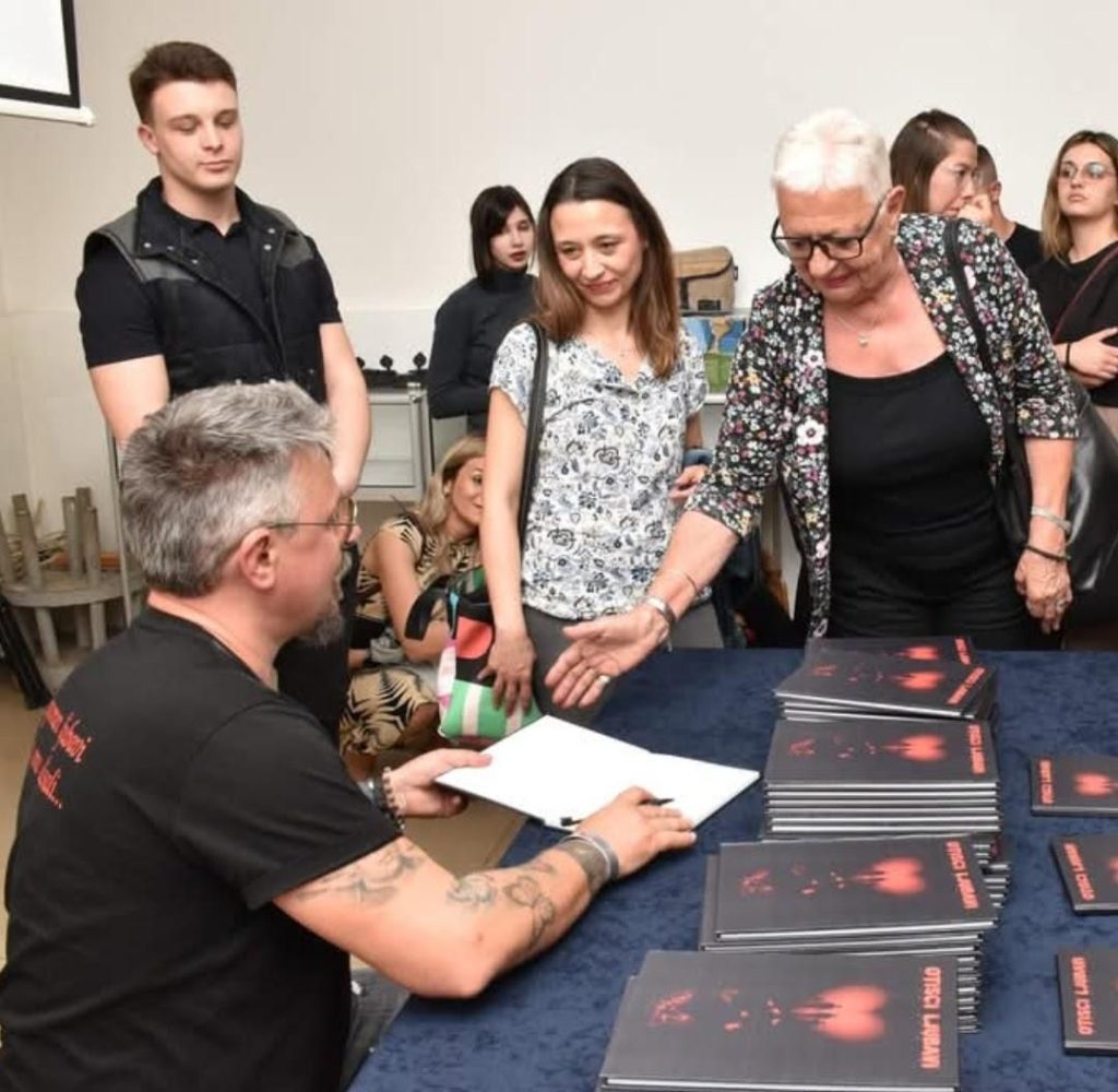 Potpisivanje knjige Otisci ljubavi